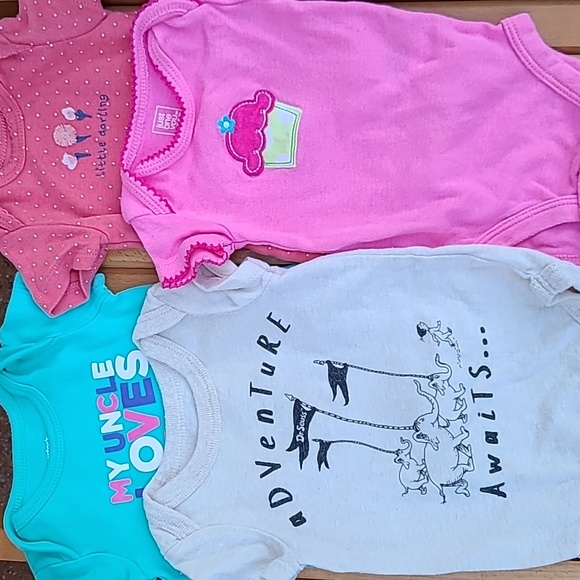 (4) pairs of EUC Newborn Bodysuits - Picture 1 of 6
